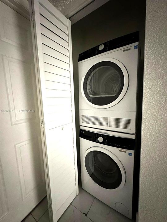 For Rent: $2,300 (3 beds, 2 baths, 994 Square Feet)