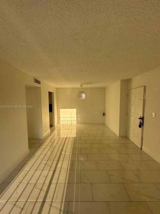 For Rent: $2,300 (3 beds, 2 baths, 994 Square Feet)