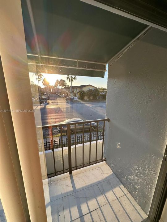 For Rent: $2,300 (3 beds, 2 baths, 994 Square Feet)