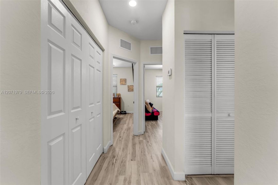 En Venta: $435,000 (3 camas, 3 baños, 1870 Pies cuadrados)