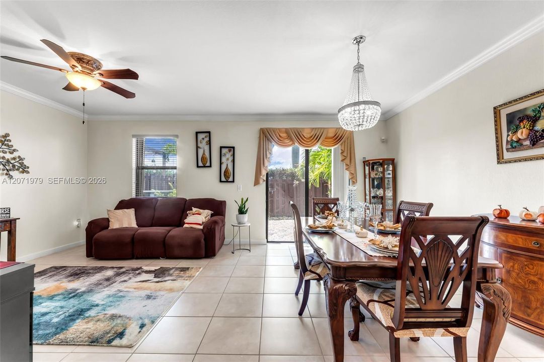 En Venta: $435,000 (3 camas, 3 baños, 1870 Pies cuadrados)