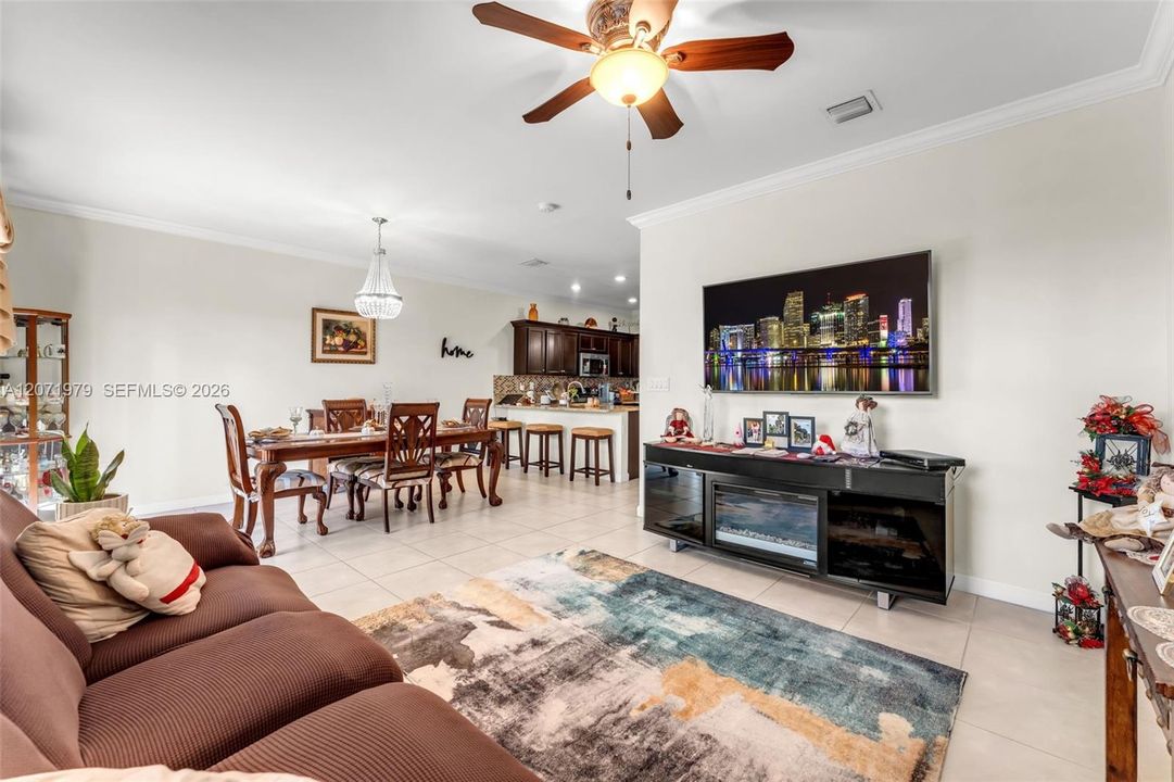 En Venta: $435,000 (3 camas, 3 baños, 1870 Pies cuadrados)