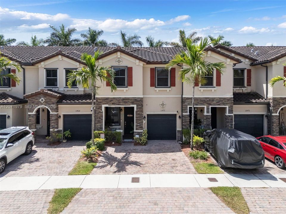 En Venta: $435,000 (3 camas, 3 baños, 1870 Pies cuadrados)