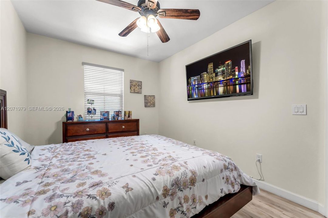 En Venta: $435,000 (3 camas, 3 baños, 1870 Pies cuadrados)