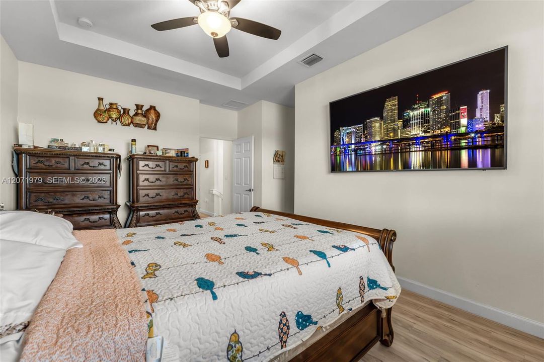 En Venta: $435,000 (3 camas, 3 baños, 1870 Pies cuadrados)