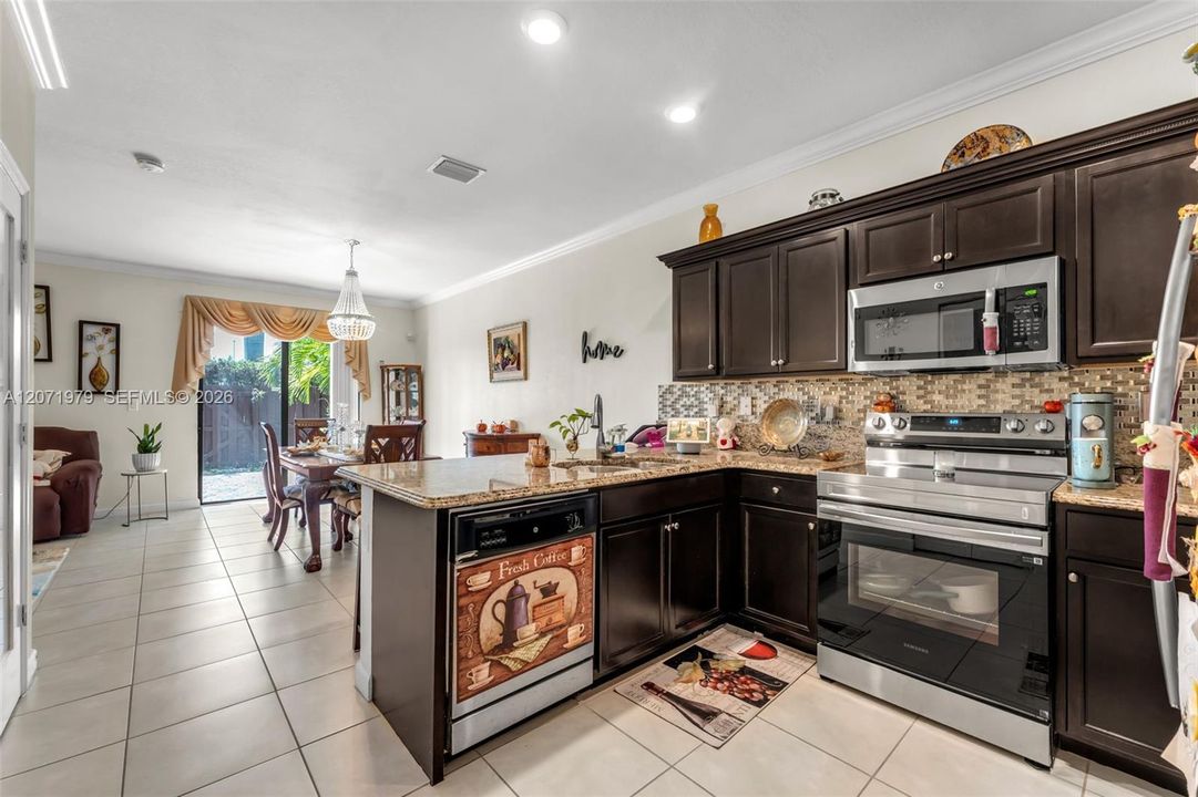 En Venta: $435,000 (3 camas, 3 baños, 1870 Pies cuadrados)