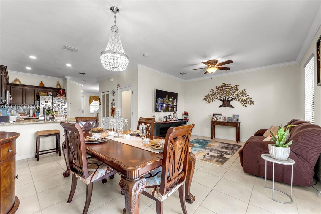 En Venta: $435,000 (3 camas, 3 baños, 1870 Pies cuadrados)
