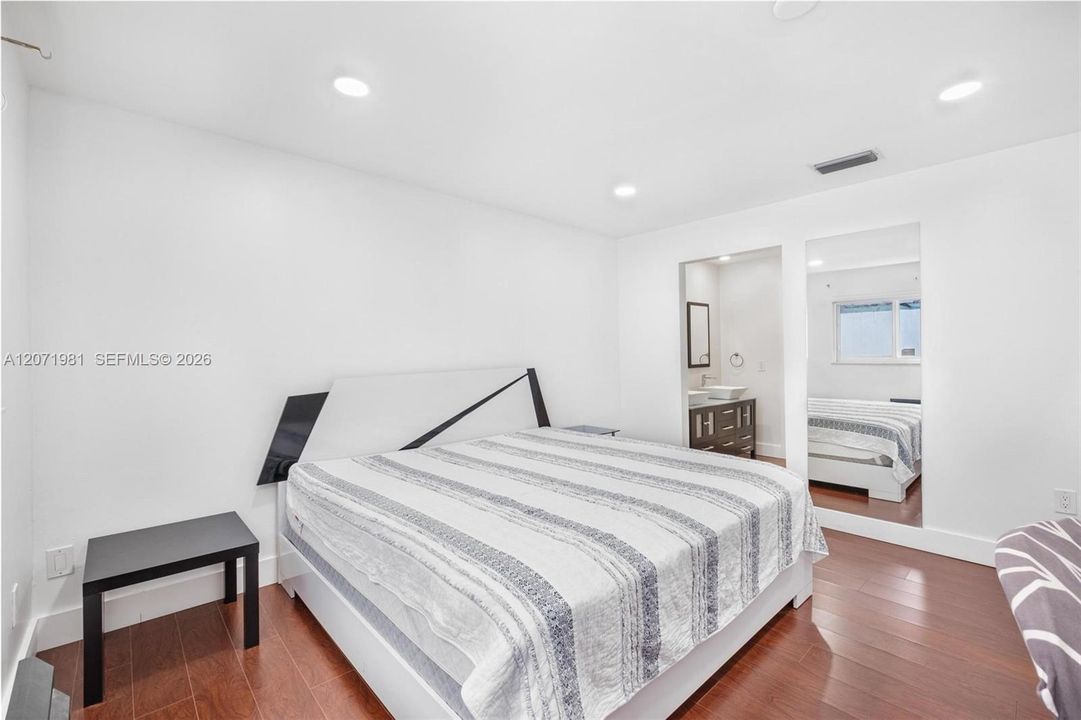 For Rent: $4,950 (3 beds, 2 baths, 2640 Square Feet)