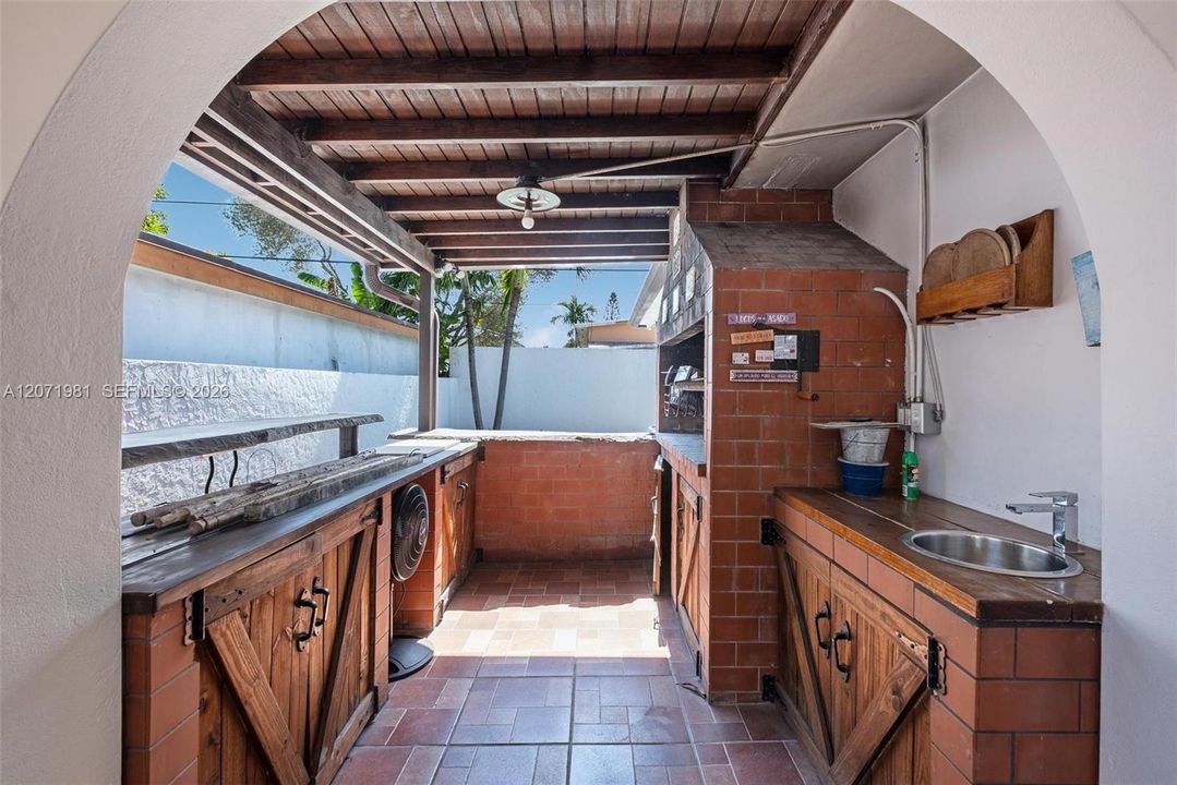 For Rent: $4,950 (3 beds, 2 baths, 2640 Square Feet)