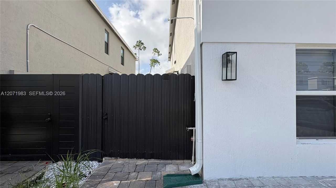 For Rent: $1,850 (1 beds, 1 baths, 2980 Square Feet)