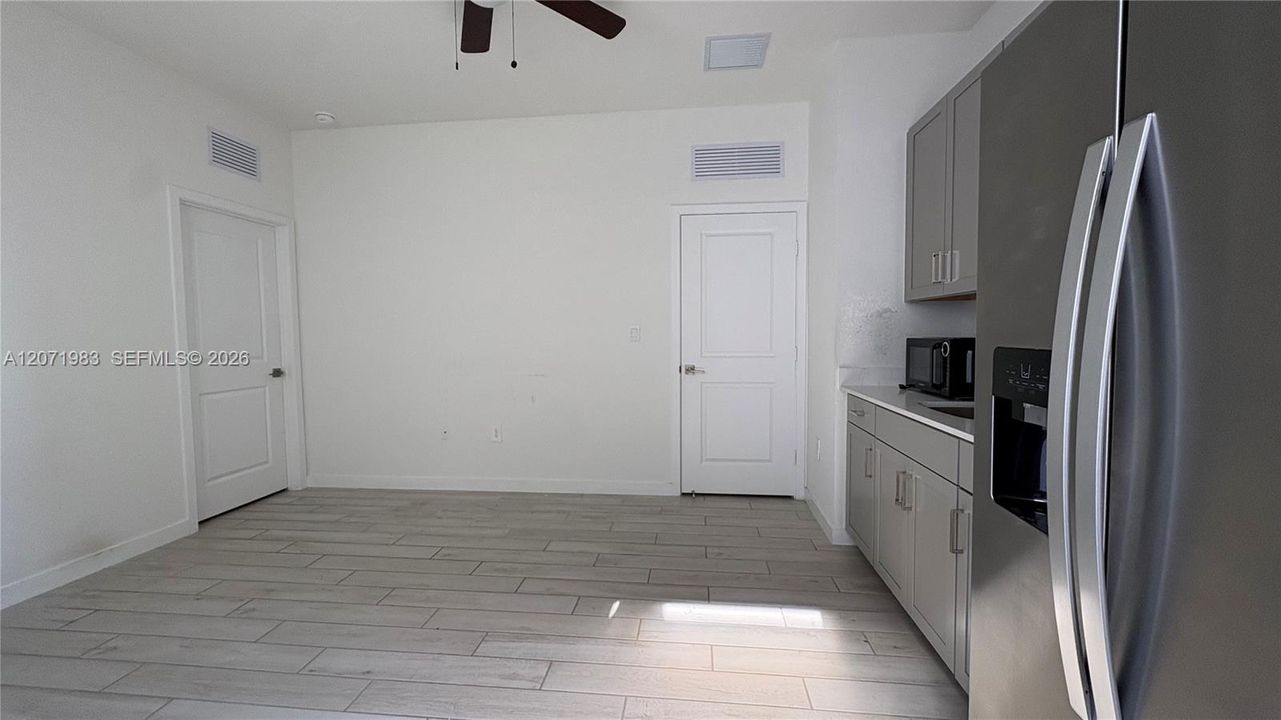 For Rent: $1,850 (1 beds, 1 baths, 2980 Square Feet)