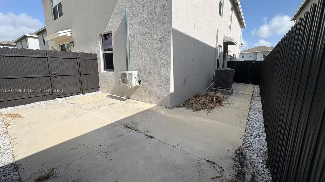 For Rent: $1,850 (1 beds, 1 baths, 2980 Square Feet)