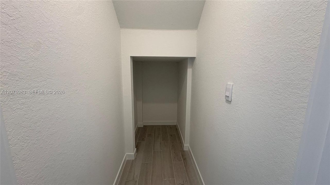 For Rent: $1,850 (1 beds, 1 baths, 2980 Square Feet)