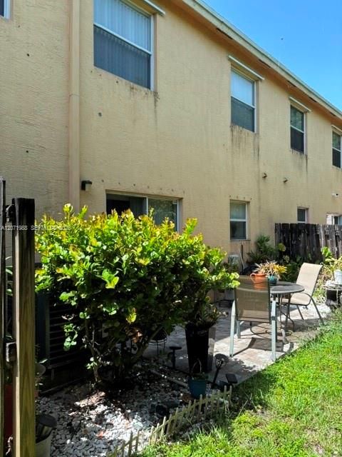 For Sale: $410,000 (3 beds, 2 baths, 1464 Square Feet)