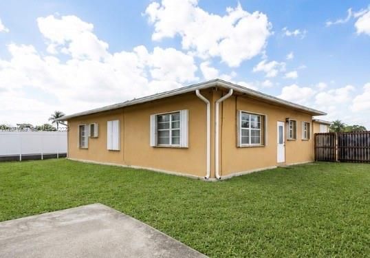 For Sale: $750,000 (5 beds, 2 baths, 1980 Square Feet)