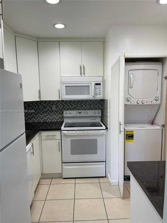 For Rent: $2,350 (2 beds, 2 baths, 812 Square Feet)