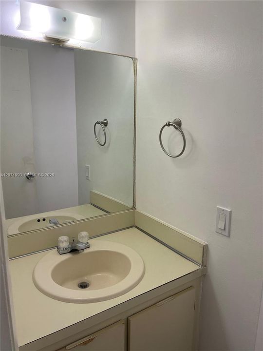 For Rent: $2,350 (2 beds, 2 baths, 812 Square Feet)