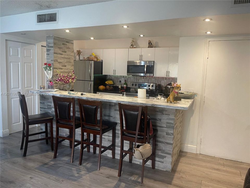 For Sale: $355,000 (3 beds, 2 baths, 1015 Square Feet)