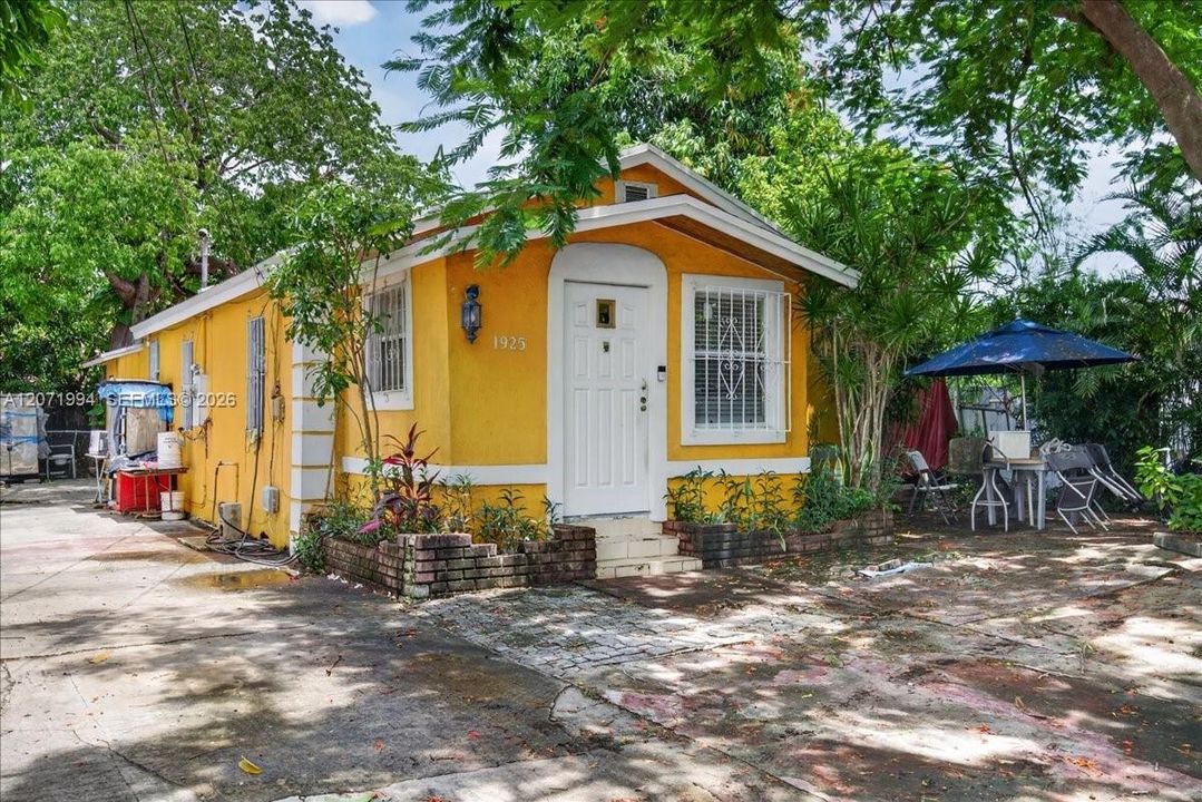 For Sale: $389,900 (3 beds, 1 baths, 1020 Square Feet)