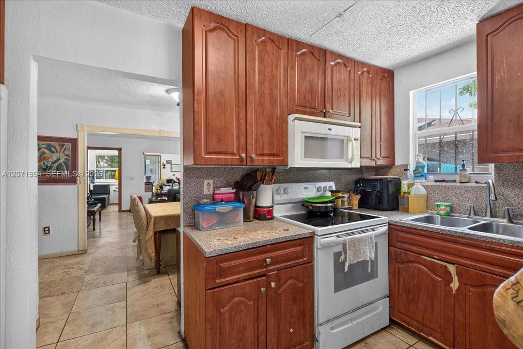 For Sale: $389,900 (3 beds, 1 baths, 1020 Square Feet)