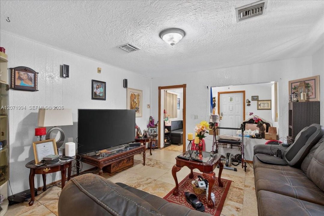 For Sale: $389,900 (3 beds, 1 baths, 1020 Square Feet)