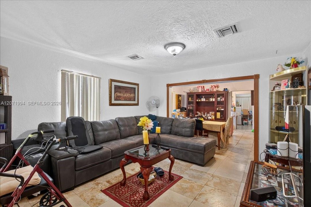 For Sale: $389,900 (3 beds, 1 baths, 1020 Square Feet)