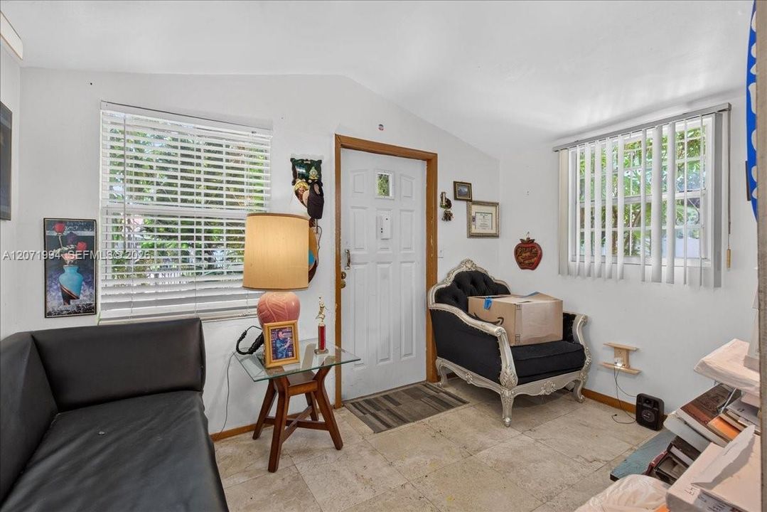 For Sale: $389,900 (3 beds, 1 baths, 1020 Square Feet)