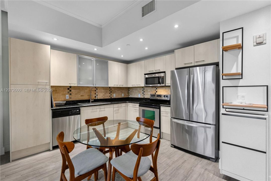 For Rent: $2,250 (1 beds, 1 baths, 788 Square Feet)