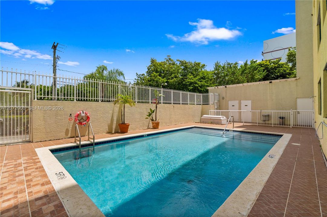 For Rent: $2,250 (1 beds, 1 baths, 788 Square Feet)