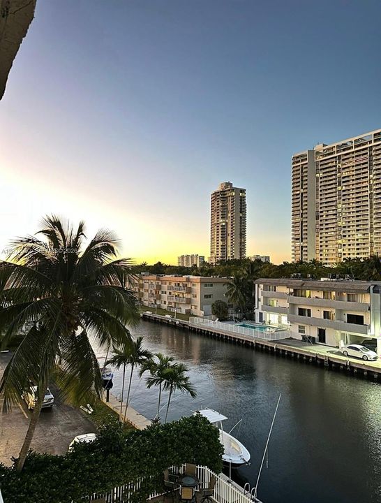 For Rent: $2,600 (2 beds, 2 baths, 1042 Square Feet)