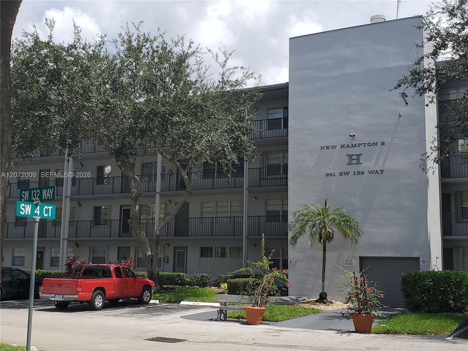 For Rent: $1,650 (1 beds, 1 baths, 811 Square Feet)