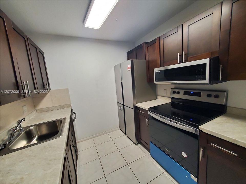 For Rent: $1,650 (1 beds, 1 baths, 811 Square Feet)