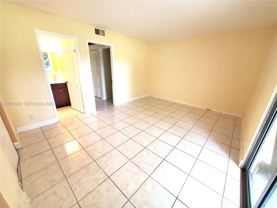 For Rent: $1,650 (1 beds, 1 baths, 811 Square Feet)