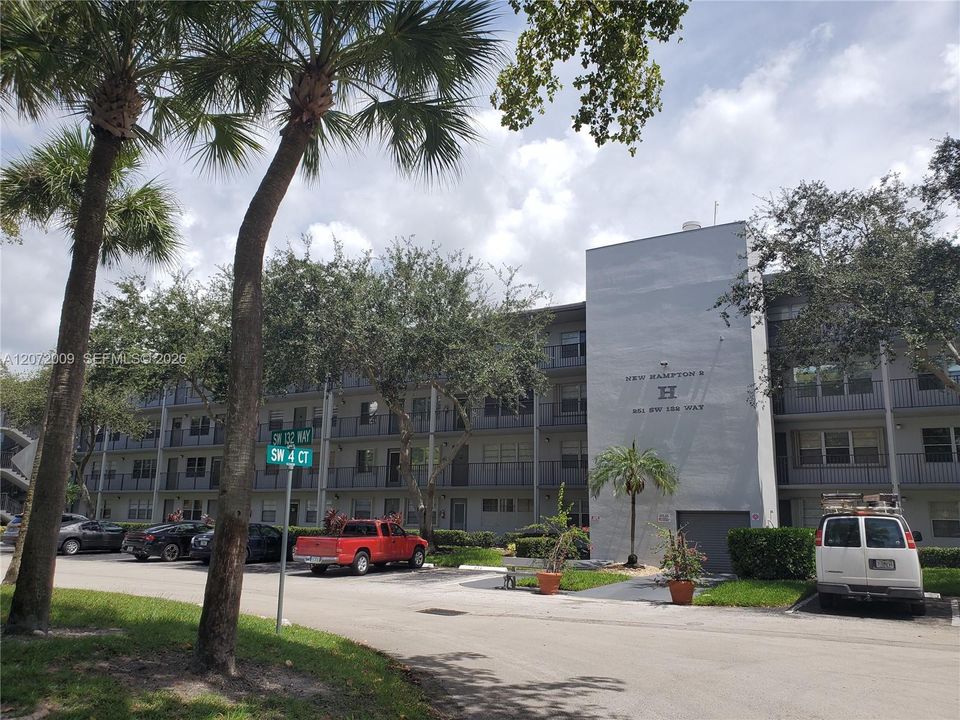 For Rent: $1,650 (1 beds, 1 baths, 811 Square Feet)