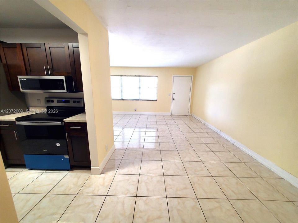 For Rent: $1,650 (1 beds, 1 baths, 811 Square Feet)