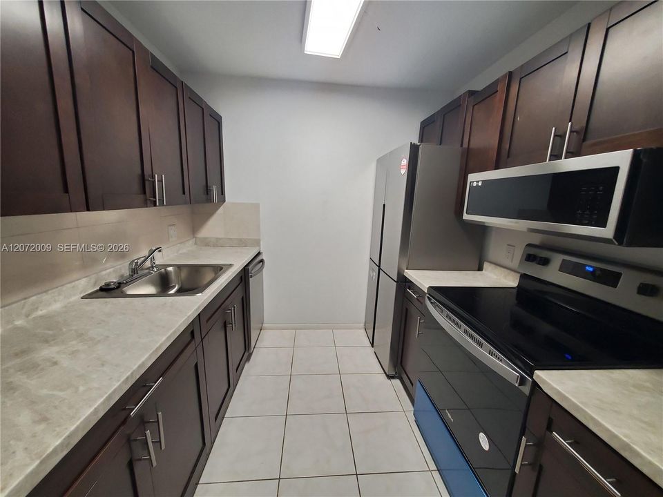 For Rent: $1,650 (1 beds, 1 baths, 811 Square Feet)