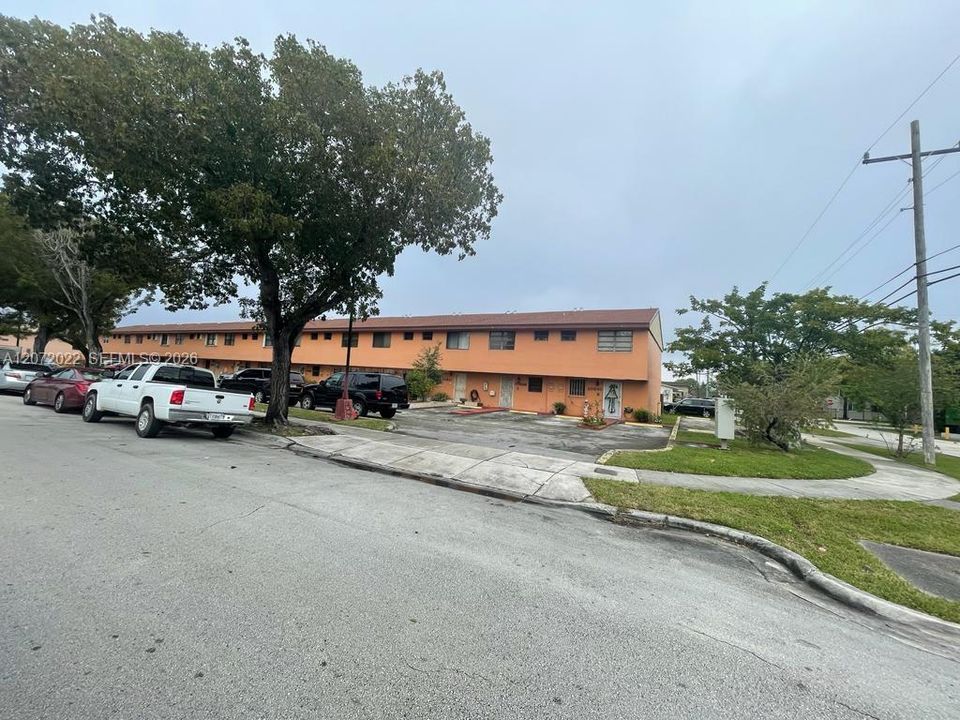 For Sale: $329,000 (2 beds, 2 baths, 1096 Square Feet)