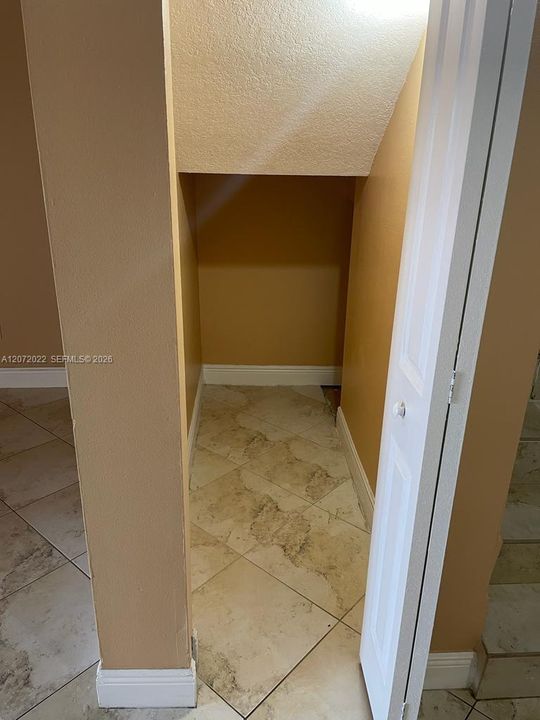 For Sale: $329,000 (2 beds, 2 baths, 1096 Square Feet)