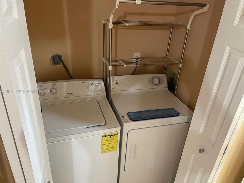 For Sale: $329,000 (2 beds, 2 baths, 1096 Square Feet)