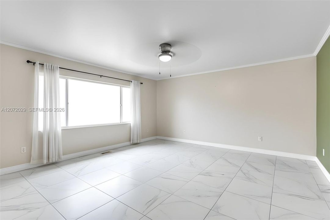For Sale: $375,000 (2 beds, 2 baths, 825 Square Feet)