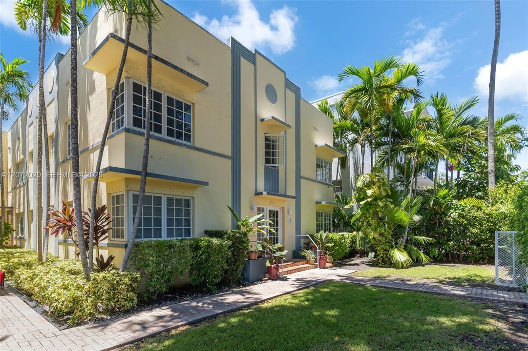 For Sale: $375,000 (2 beds, 2 baths, 825 Square Feet)
