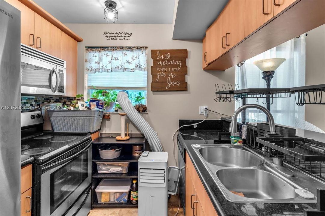 For Sale: $375,000 (2 beds, 2 baths, 825 Square Feet)