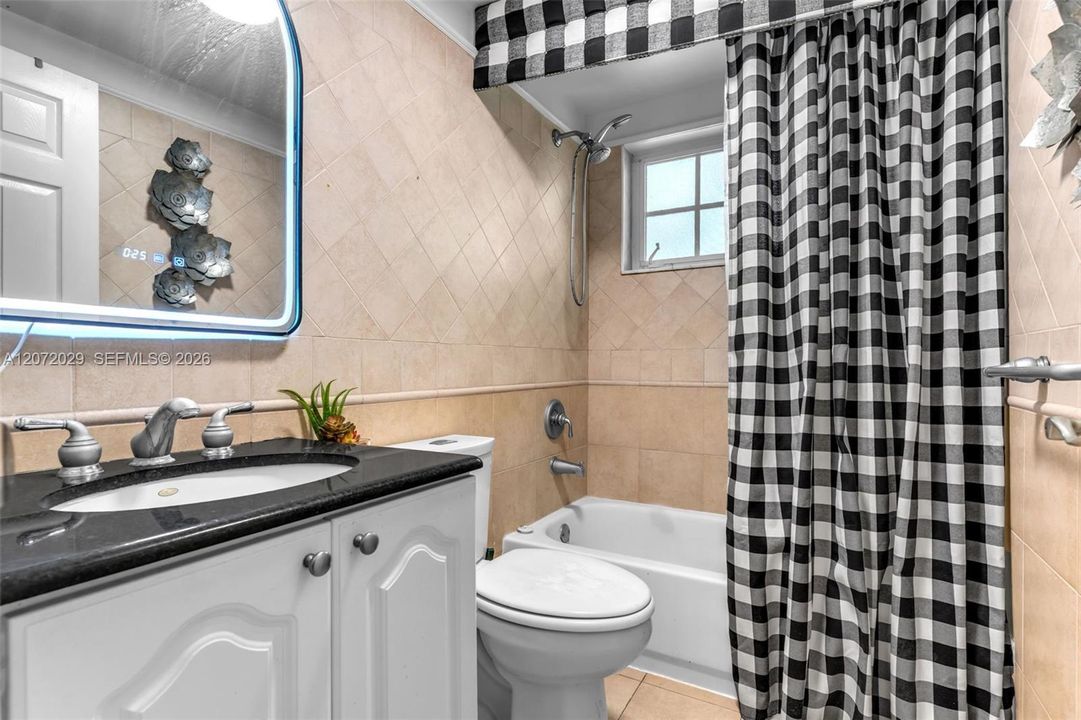 For Sale: $375,000 (2 beds, 2 baths, 825 Square Feet)