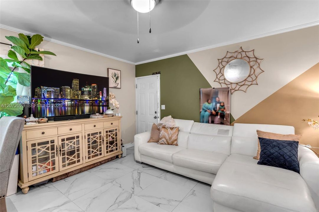 For Sale: $375,000 (2 beds, 2 baths, 825 Square Feet)
