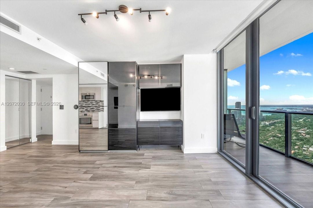 For Sale: $535,000 (1 beds, 1 baths, 570 Square Feet)