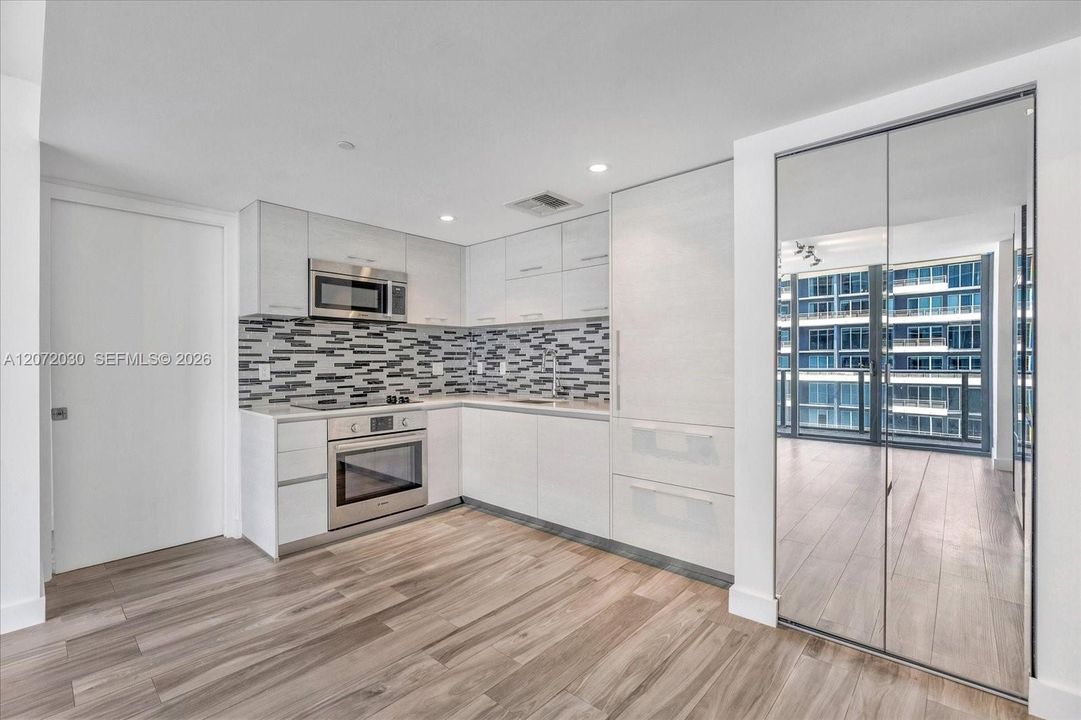 For Sale: $535,000 (1 beds, 1 baths, 570 Square Feet)