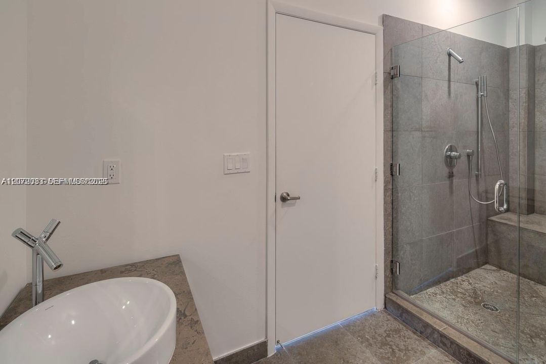 For Rent: $3,200 (1 beds, 1 baths, 597 Square Feet)