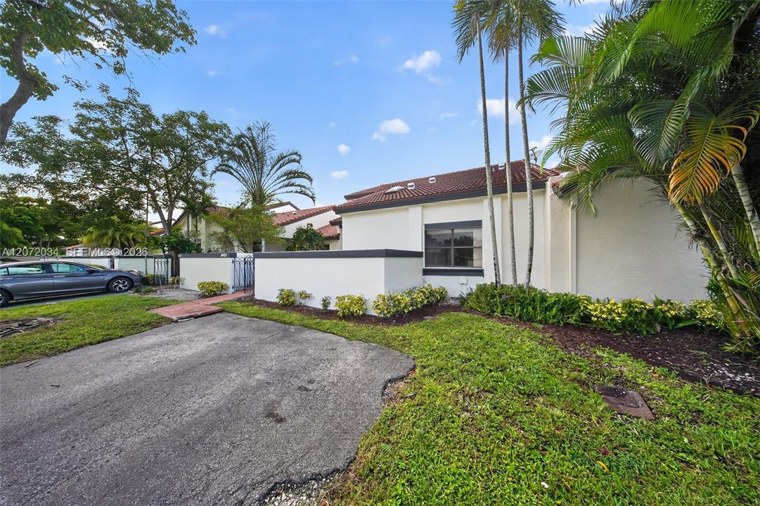 For Sale: $499,000 (2 beds, 2 baths, 2039 Square Feet)