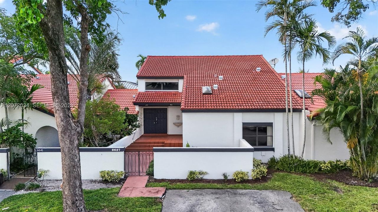 For Sale: $499,000 (2 beds, 2 baths, 2039 Square Feet)