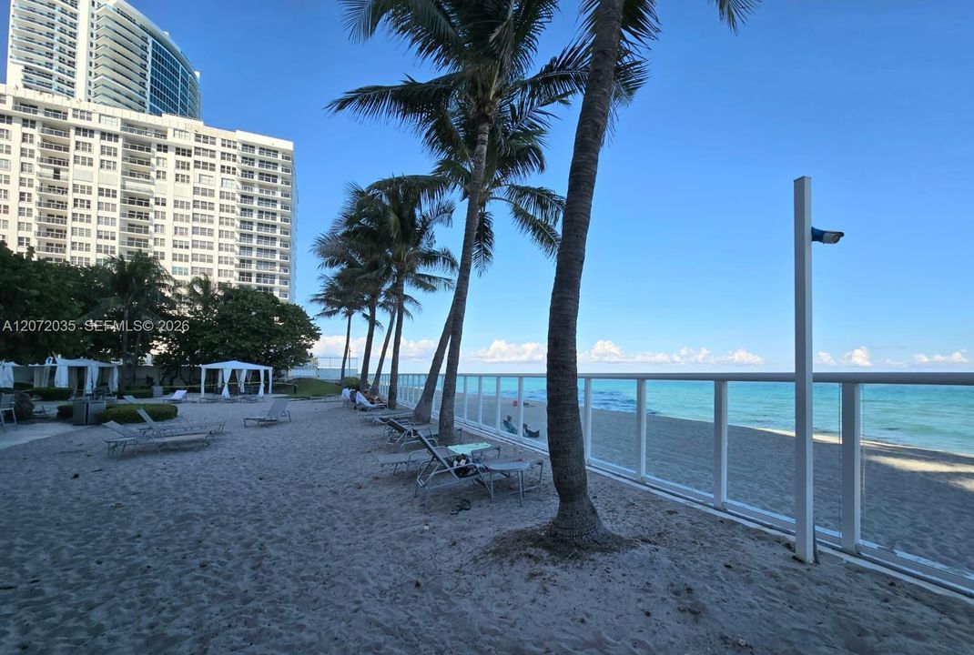 For Sale: $360,000 (1 beds, 1 baths, 911 Square Feet)